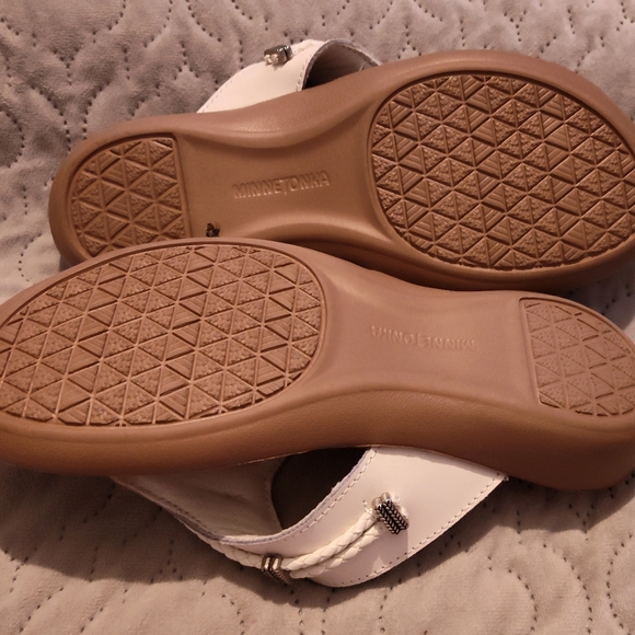 Like-New Minnetonka Sandals Sz 7M - Picture 6 of 8